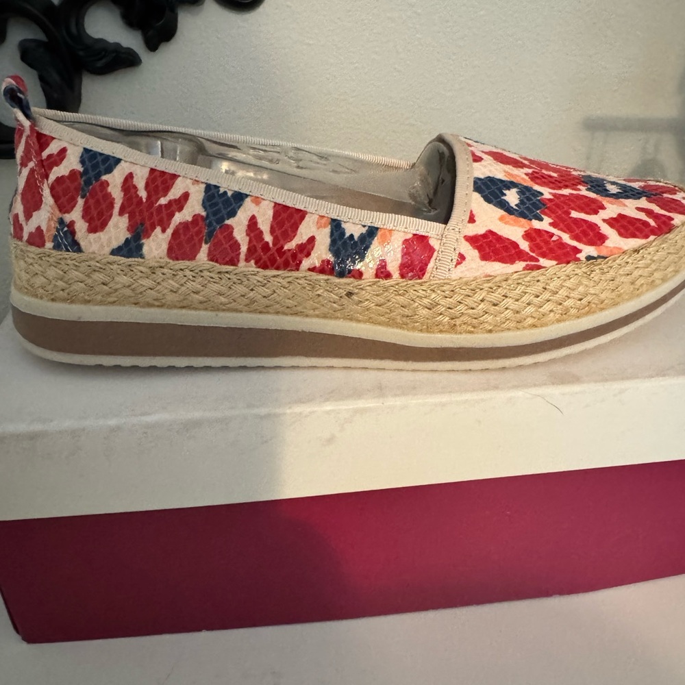 Naturalizer Davenport Espadrilles. Snakeskin print. Size 7 wide. New in box.